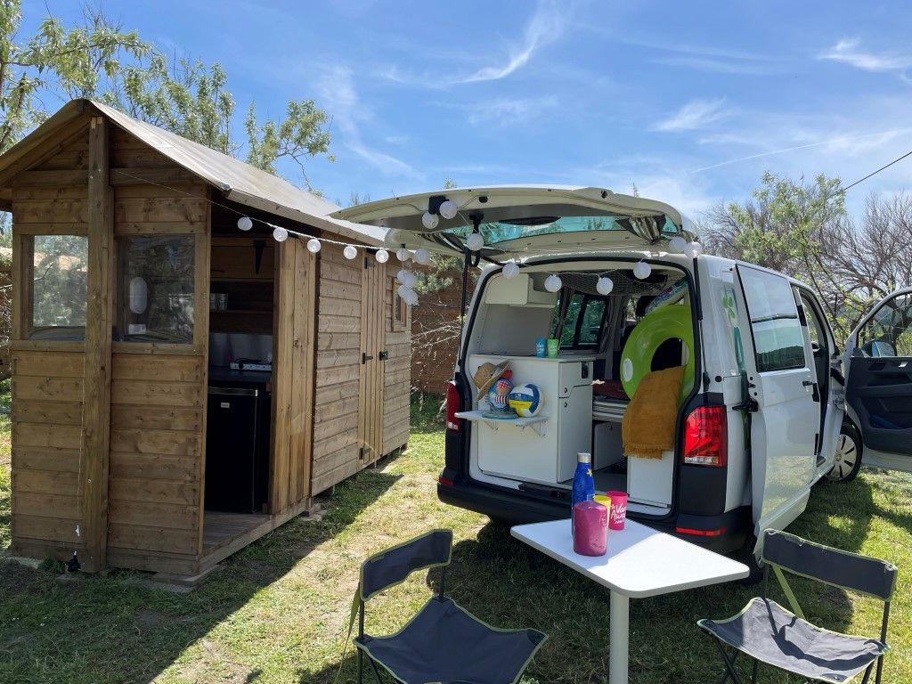 Forfait Premium : emplacement 6A équipé d’une Freecamp (cabane avec sanitaires)