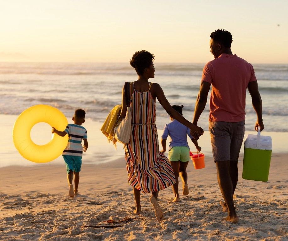 familie am strand, die ihren urlaub auf dem flower camping la chenaie genießt