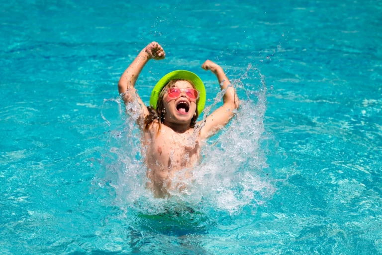 enfant avec chapeau et lunette s'amuse dans la piscine de la Chenaie