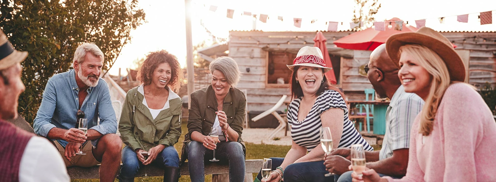 eine gruppe von freunden auf dem campingplatz flower la chenaie