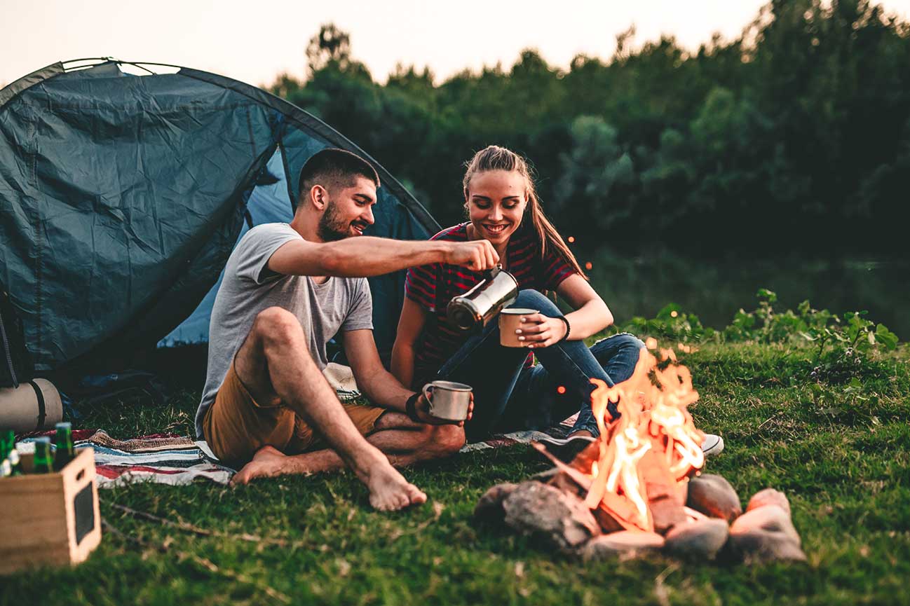 Paar Zelt Camping Kaffee Feuer