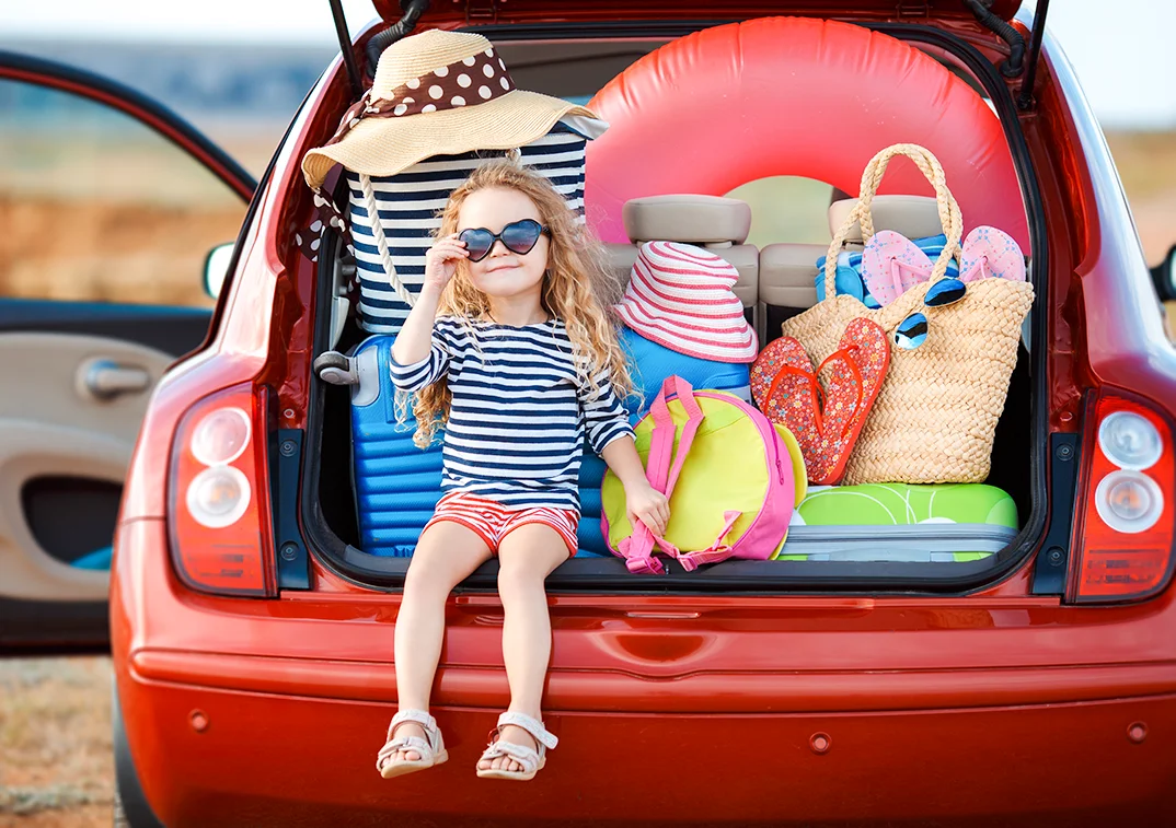 enfant camping voiture pleine vacances matériel complet pour camping